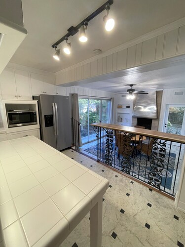 Mid-Century Modern - 3600sqft - 1 Mile to CBD
Historic Surroundings, Walk to CBD