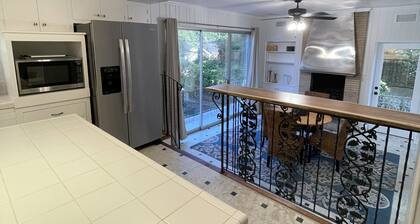 Mid-Century Modern - 3600sqft - 1 Mile to CBD
Historic Surroundings, Walk to CBD