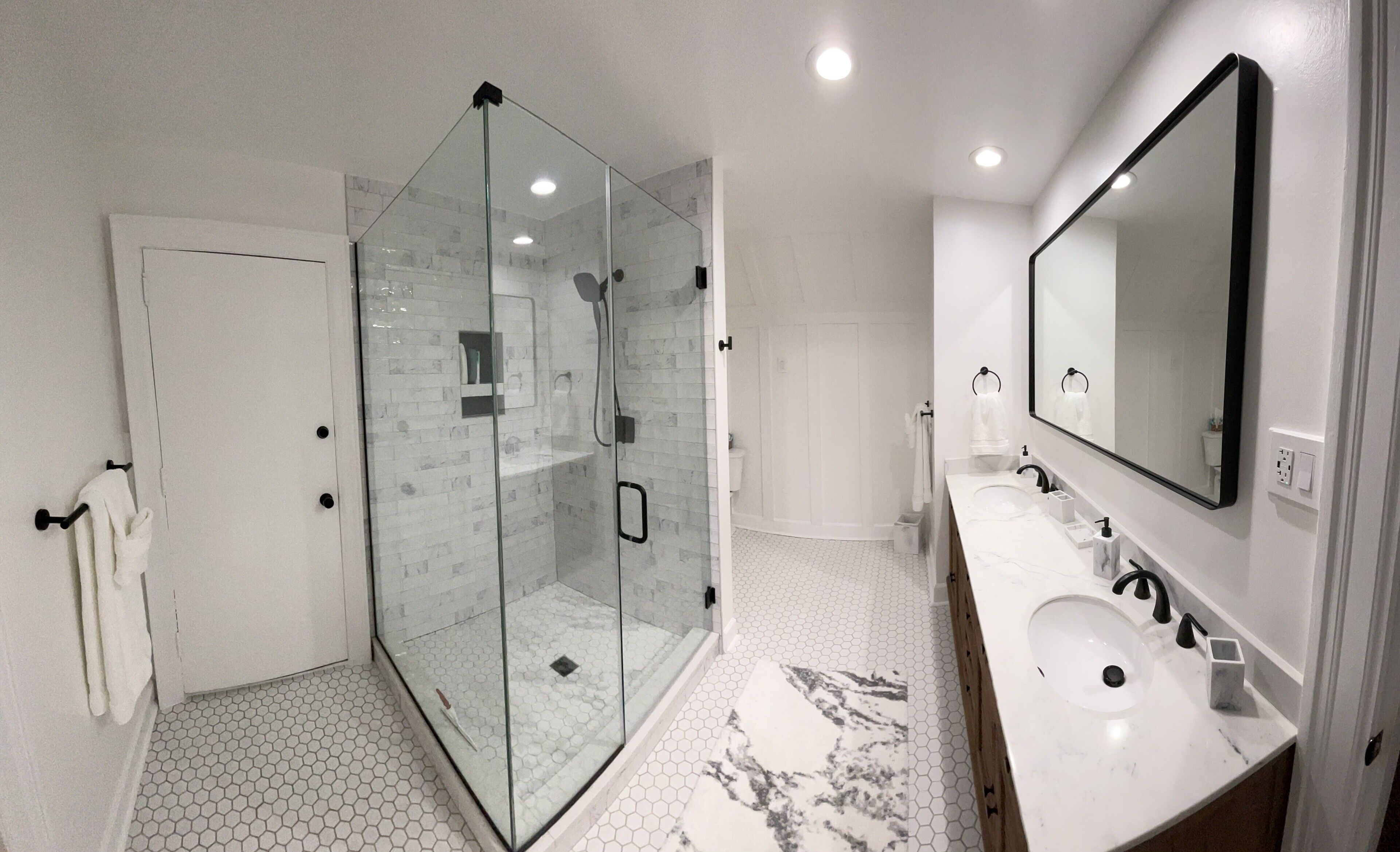 Mid-Century Modern - 3600sqft - 1 Mile to CBD
Historic Surroundings, Walk to CBD