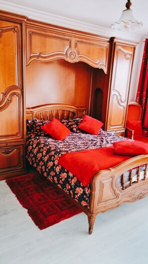 5 soverom, strykejern/-brett, reiseseng for barn og wi-fi (inkludert)