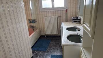 SĂšche-cheveux, serviettes fournies, savon, shampoing