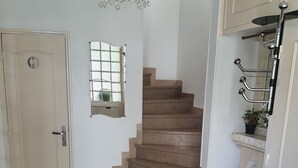 A staircase with a handrail and a small potted plant on the landing. - Grande Maison Familiale Proche Paris /roissy/le Bourget (Le Blanc-Mesnil)