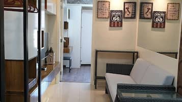 Standard-Apartment | Wohnbereich | 42-Zoll-LED-Fernseher mit Satellitenempfang, Fernseher