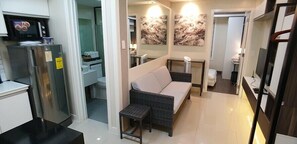 Appartement Standard | Coin séjour | Télévision LED de 42 pouces avec chaînes par satellite, télévision