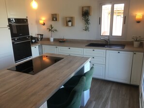 Frigorífic, microones, forn i placa de cuina