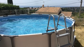 Una piscina al aire libre, una piscina climatizada