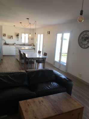 Televisor, llar de foc, estèreo i pantalles d'ordinador