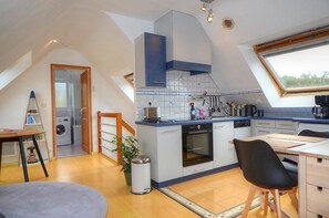 Een koelkast, een microgolfoven, een oven, een kookplaat