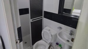 ห้องพักรวม, 1 ห้องนอน, สูบบุหรี่ได้, ระเบียง | ห้องน้ำ