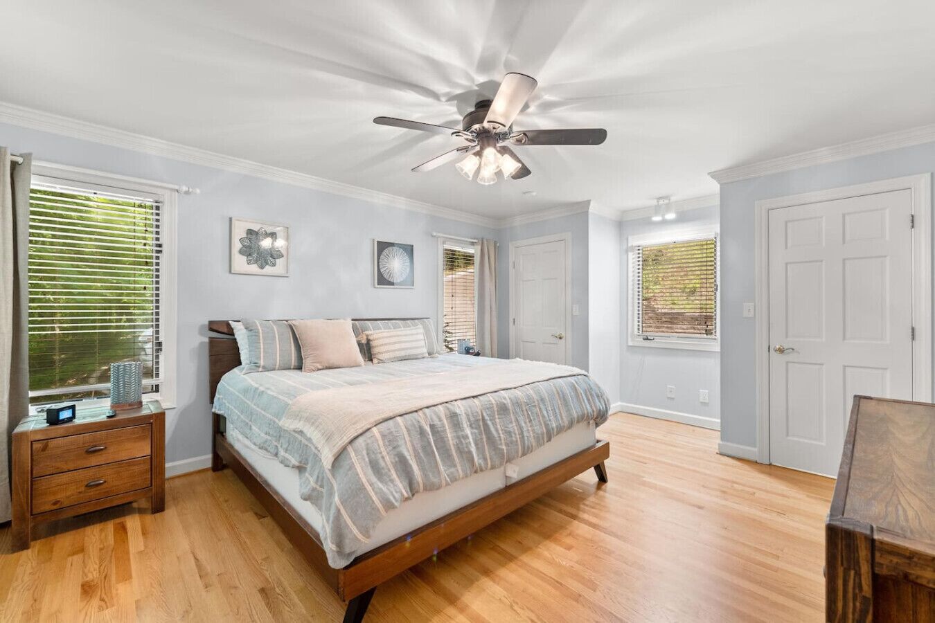 4 bedrooms, iron/ironing board, WiFi, bed sheets