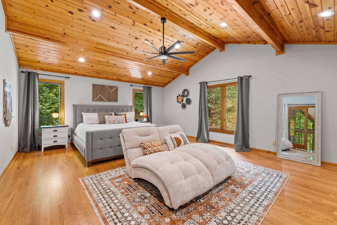 4 bedrooms, iron/ironing board, WiFi, bed sheets