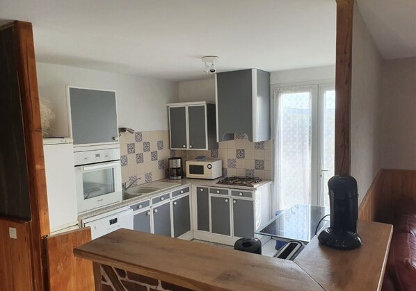 冰箱、微波炉、烤箱、炉灶