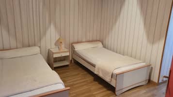 4 bedrooms, travel cot