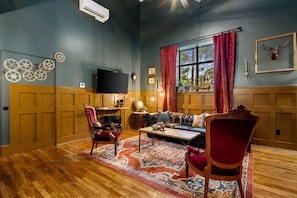 TV, fireplace - Sherlock @The Vestry on Read (Columbia)