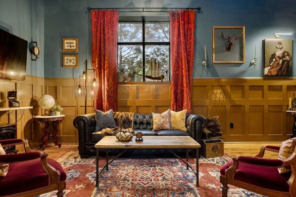 TV, fireplace