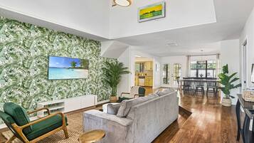 Smart-TV, Tischfußball, Bücher