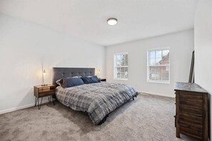 4 habitaciones, tabla de planchar con plancha, wifi y ropa de cama 
