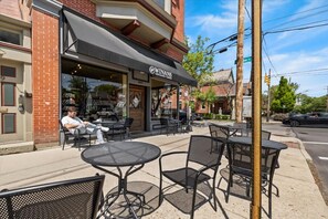 Outdoor dining - German Village Serenity, Steps to Schiller Park (Columbus)