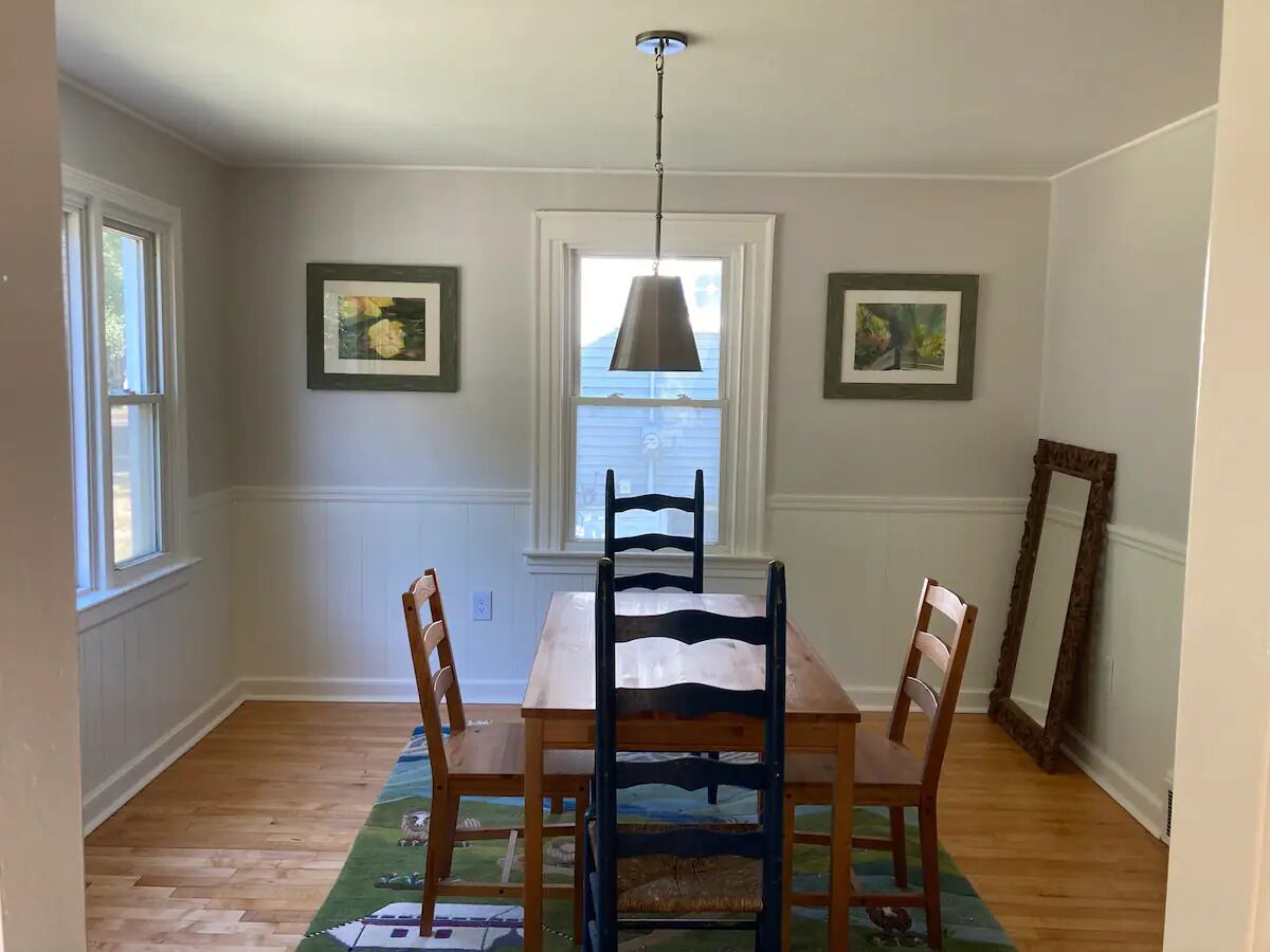 Hamden Sunshine King bed & parking, easy travel