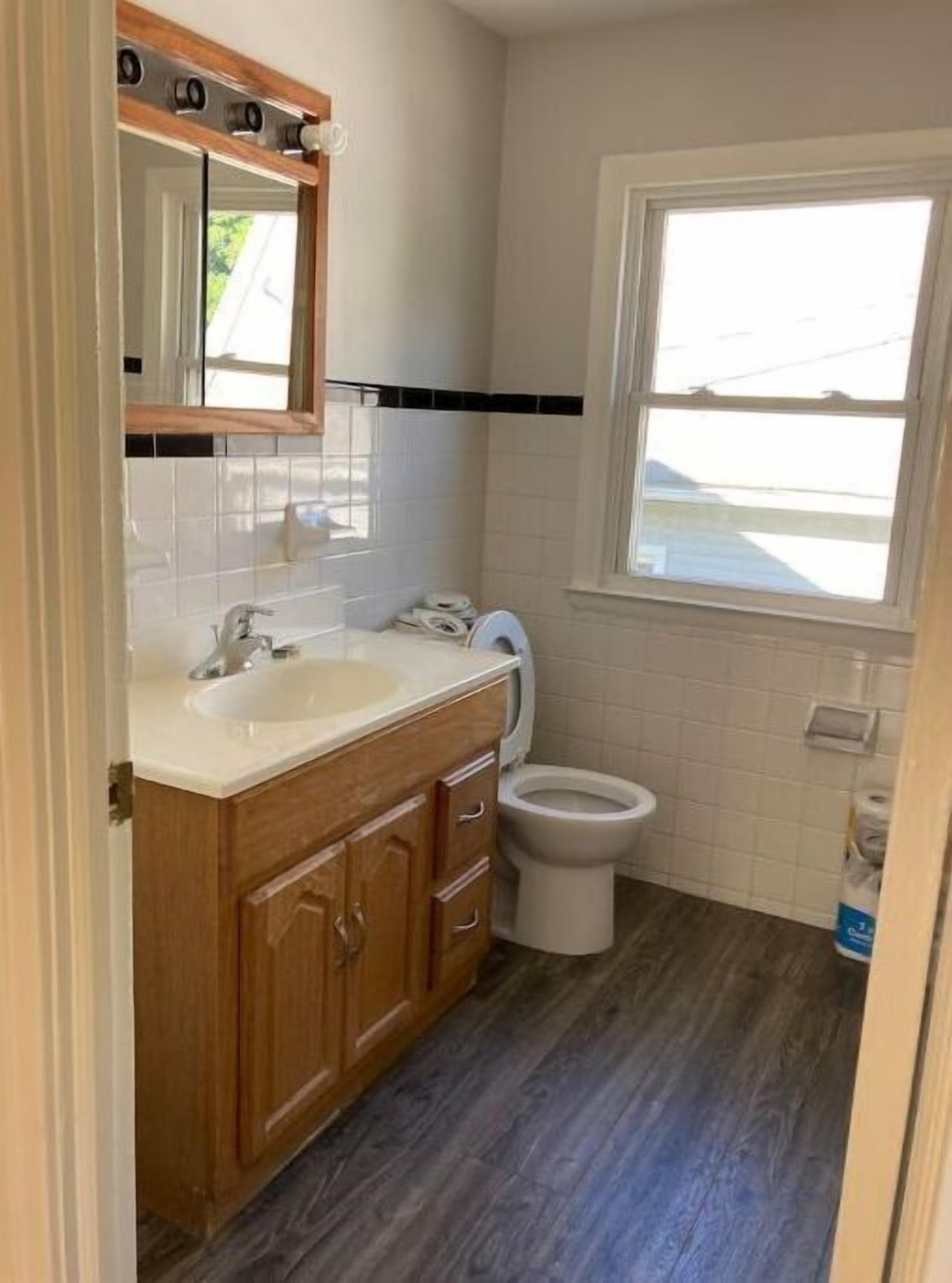 Hamden Sunshine King bed & parking, easy travel