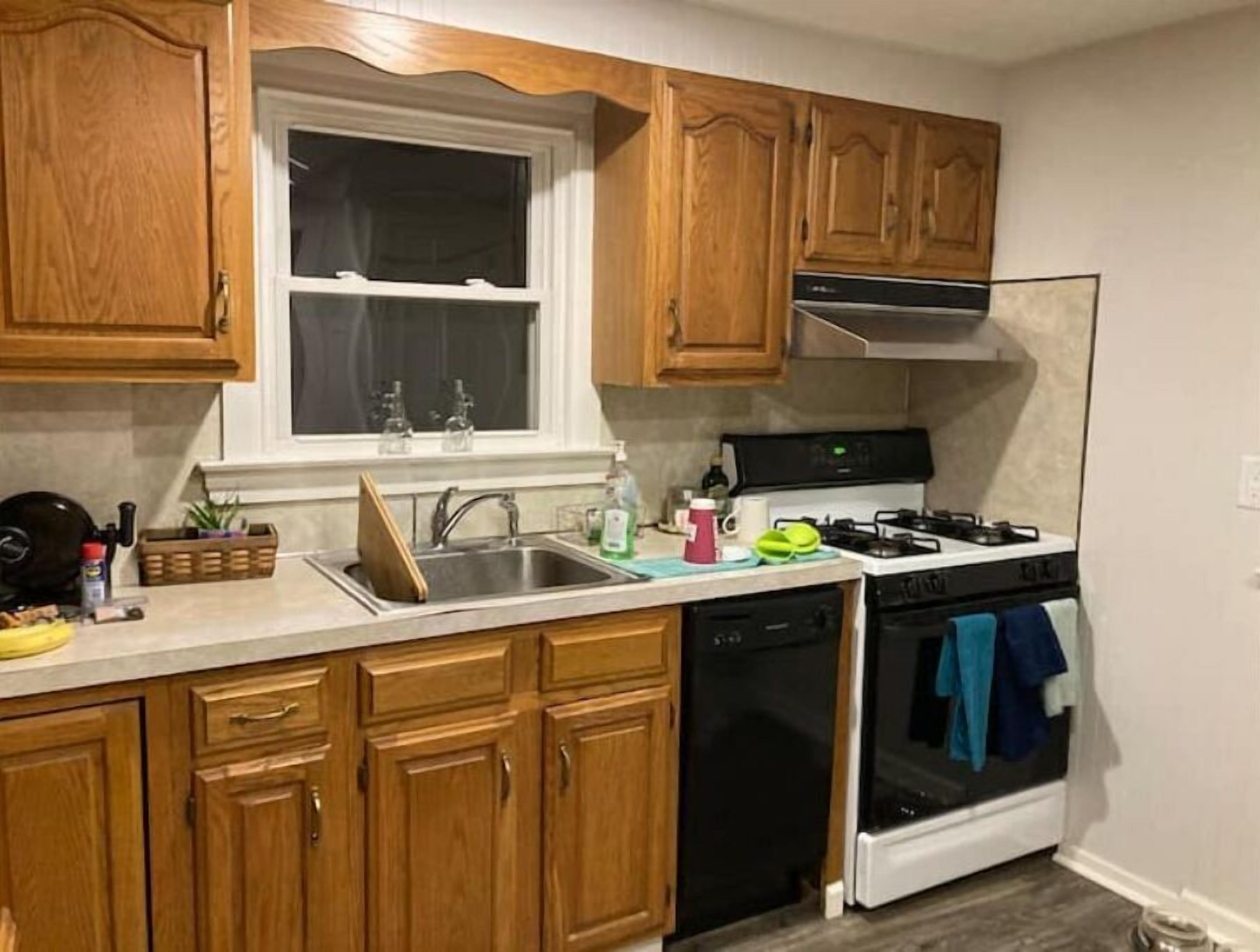 Hamden Sunshine King bed & parking, easy travel