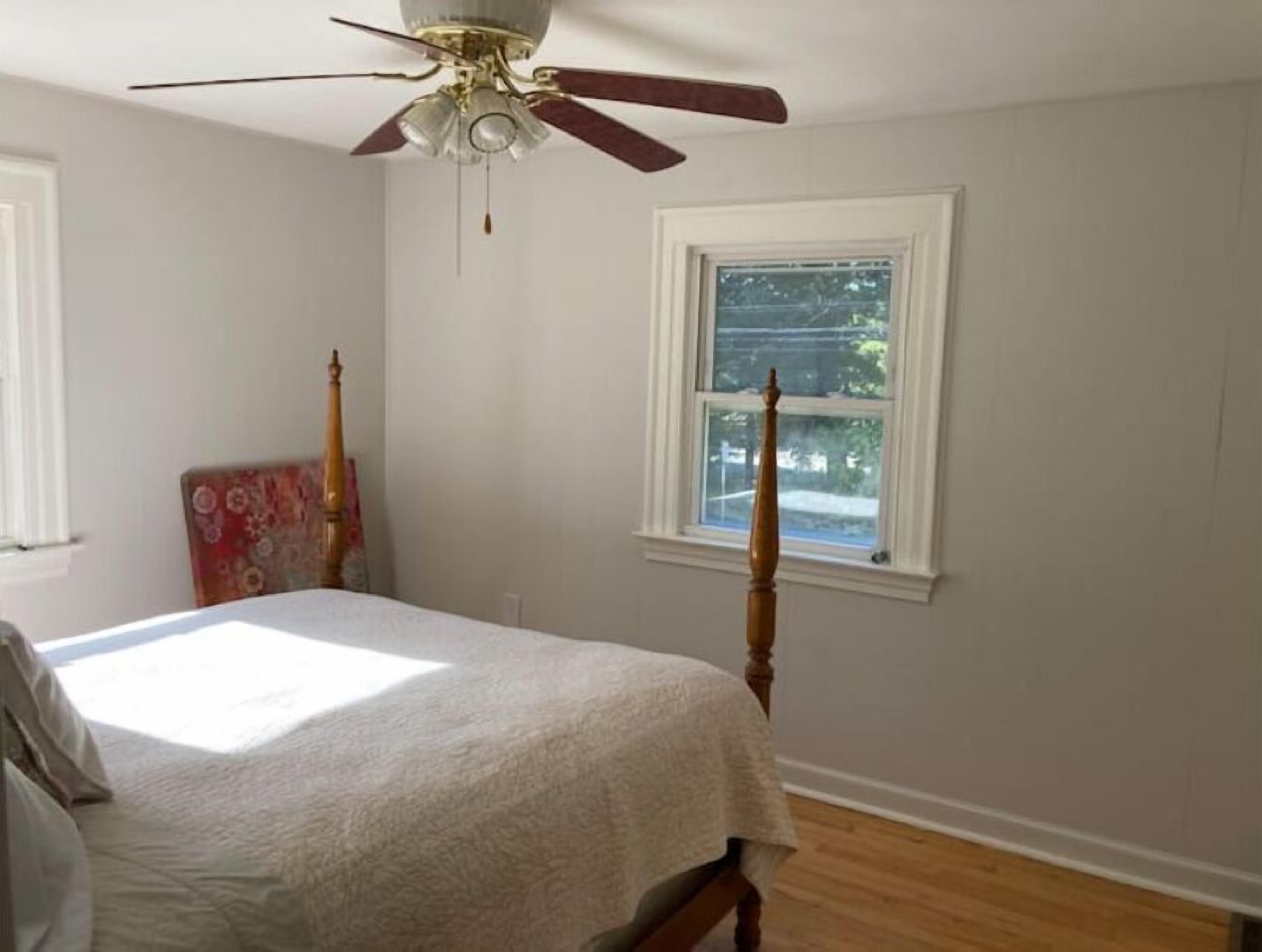 Hamden Sunshine King bed & parking, easy travel