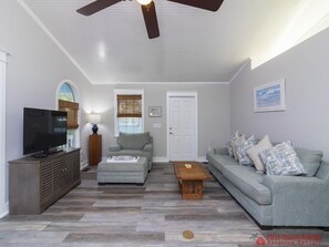 TV, stereo - Spacious Beach Home - 2 En-suites - Elevator (Saint Augustine)
