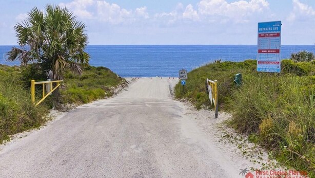 A coastal road leading to a beach with a sign indicating '4x4 ONLY' access. - Spacious Beach Home - 2 En-suites - Elevator (Saint Augustine)