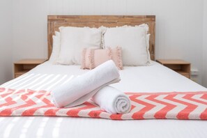 2 bedrooms, desk, iron/ironing board, WiFi