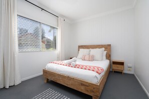 2 slaapkamers, een bureau, een strijkplank/strijkijzer, wifi