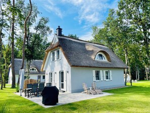 Exterior - Modern Eingerichtetes Reetdachhaus mit Einladender Terrasse (Zirchow)