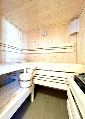 Sauna - Modern Eingerichtetes Reetdachhaus mit Einladender Terrasse (Zirchow)