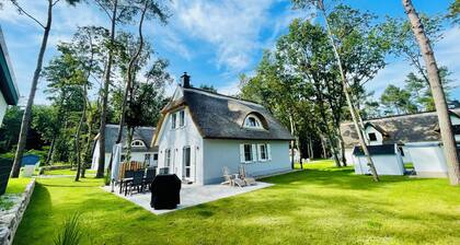 Modern Eingerichtetes Reetdachhaus mit Einladender Terrasse