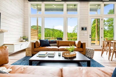 Newly Built Alpine Cabin 2023 - Mountain Views + Walk To Town - Hot Tub