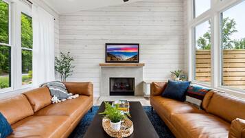 Una Smart TV, una chimenea, libros, un reproductor estéreo
