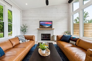 Smart TV, fireplace, books, stereo - Newly Built Alpine Cabin 2023 - Mountain Views + Walk To Town - Hot Tub (Clayton)