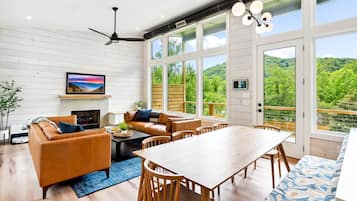 Una Smart TV, una chimenea, libros, un reproductor estéreo
