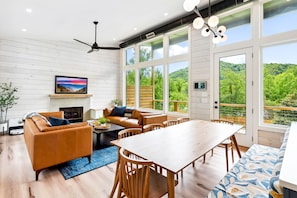 Smart TV, fireplace, books, stereo - Newly Built Alpine Cabin 2023 - Mountain Views + Walk To Town - Hot Tub (Clayton)