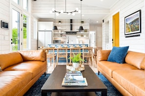 Smart TV, fireplace, books, stereo - Newly Built Alpine Cabin 2023 - Mountain Views + Walk To Town - Hot Tub (Clayton)