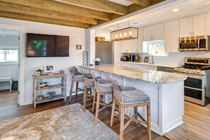 Fridge, microwave, stovetop, dishwasher - Chic Historic Myrtle Beach Cottage: Steps to Beach (Myrtle Beach)