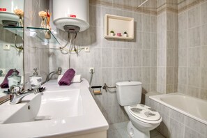 Tina, secadora de cabello, toallas 