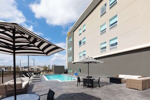 Outdoor pool - La Quinta Inn & Suites by Wyndham Austin Parmer/Tech Ridge (Austin)