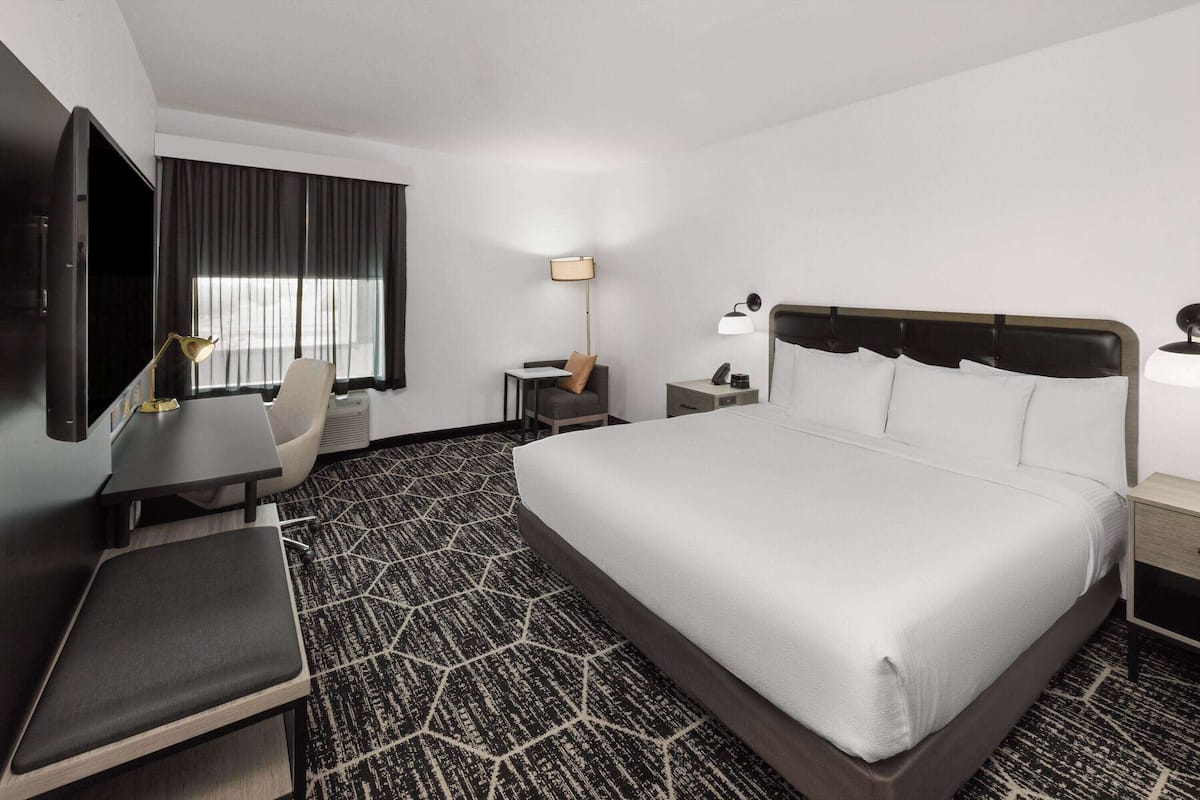 Kamar, 1 Tempat Tidur King, Bebas Asap Rokok | Tirai kedap cahaya, setrika/meja setrika, dan Wi-Fi gratis