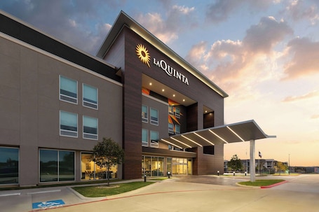 Exterior. La Quinta Inn & Suites by Wyndham Austin Parmer/Tech Ridge