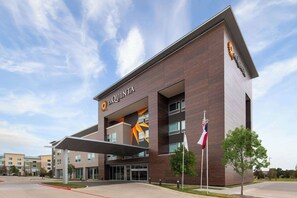 Exterior - La Quinta Inn & Suites by Wyndham Austin Parmer/Tech Ridge (Austin)