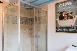 Een douche, een haardroger, handdoeken, toiletpapier
