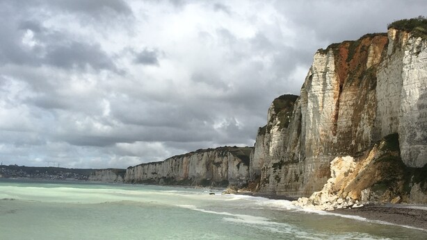 A coastal landscape with cliffs and a beach. - Former presbytery just renovated, 3 stars (Bénarville)