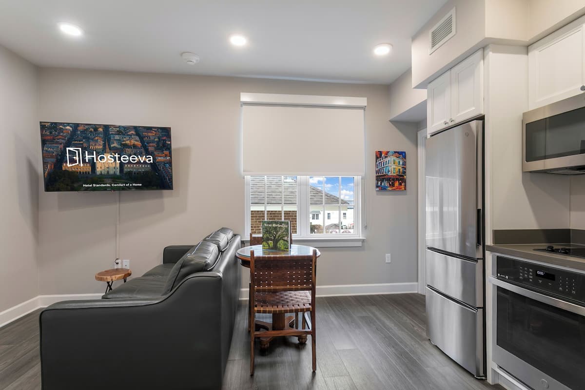 Superior-suite - 2 soveværelser - 2 badeværelser | Stue | 45-tommers smart-tv med kabelkanaler