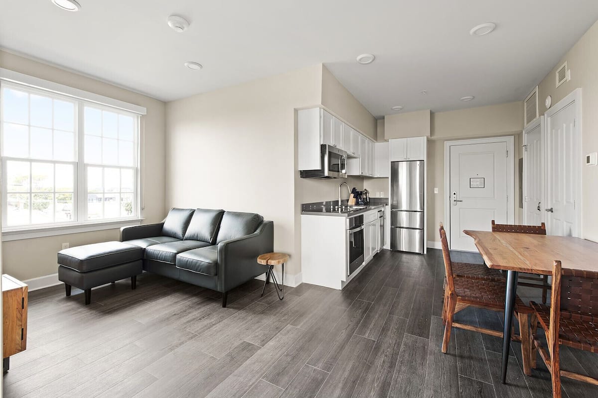 Suite junior, 2 habitaciones, baño privado, vista a la ciudad | 1 habitación, decoración personalizada, muebles diferentes y escritorio