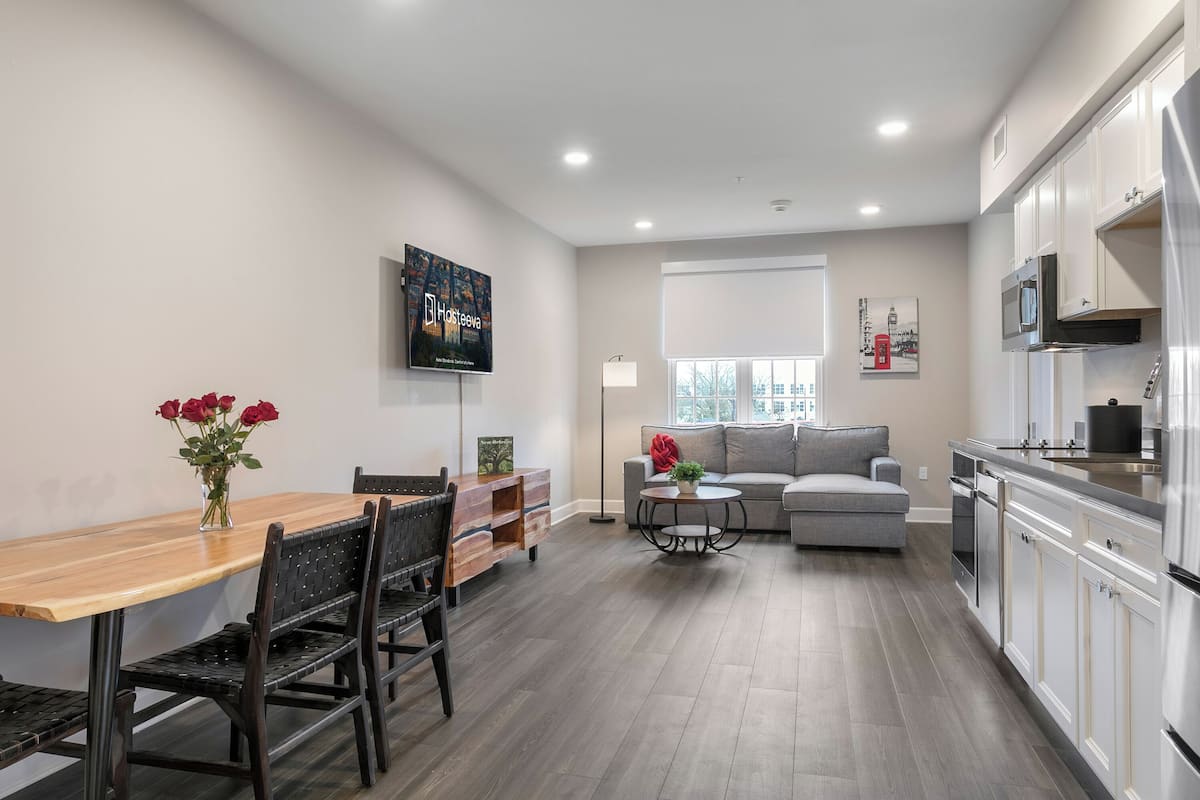 Grand-suite - 2 soveværelser - 2 badeværelser | Stue | 45-tommers smart-tv med kabelkanaler